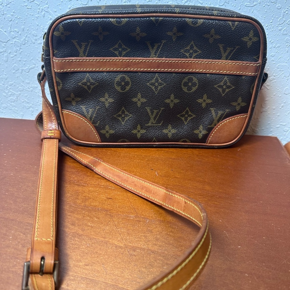 Auth Louis Vuitton Monogram
Trocadero 24M51276